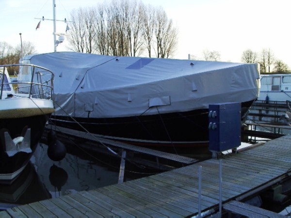 Motoryachten mit Winterverdeck, Ganzpersenning, Winterpersenning