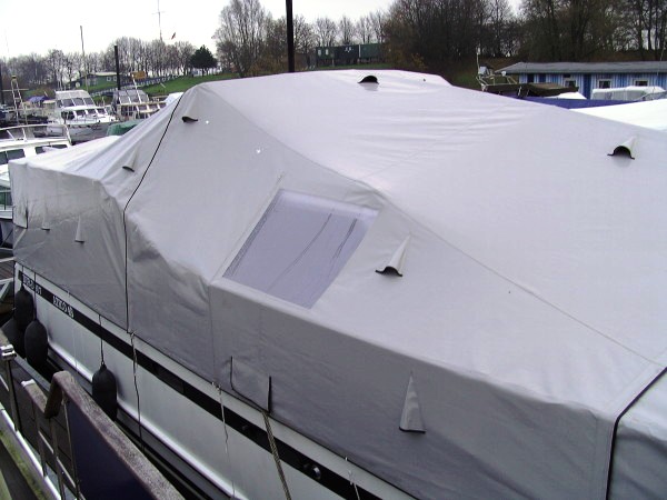 Motoryachten mit Winterverdeck, Ganzpersenning, Winterpersenning