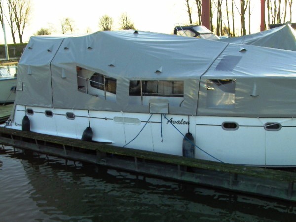 Motoryachten mit Winterverdeck, Ganzpersenning, Winterpersenning