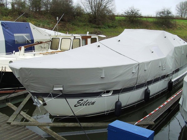 Motoryachten mit Winterverdeck, Ganzpersenning, Winterpersenning