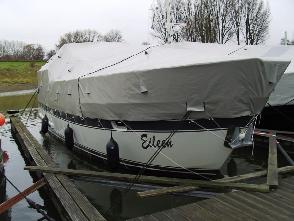 Motoryachten mit Winterverdeck, Ganzpersenning, Winterpersenning