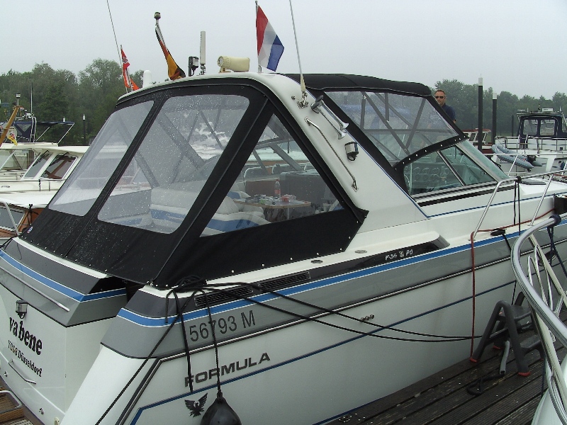 Motoryachten mit 6teiligem Verdeck