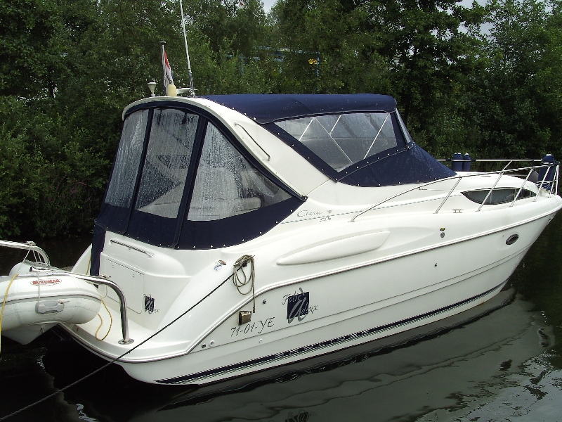 Motoryachten mit 6teiligem Verdeck