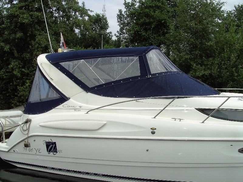 Motoryachten mit 6teiligem Verdeck