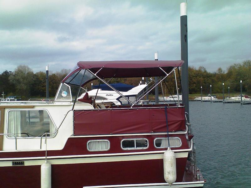 Motoryachten mit Bimini-Top, Sonnenschutz